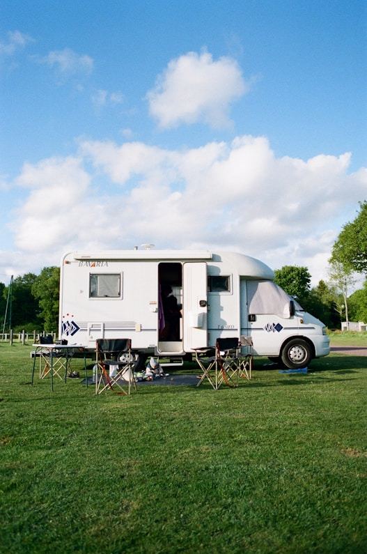 Wohnmobil auf einer Campingwiese